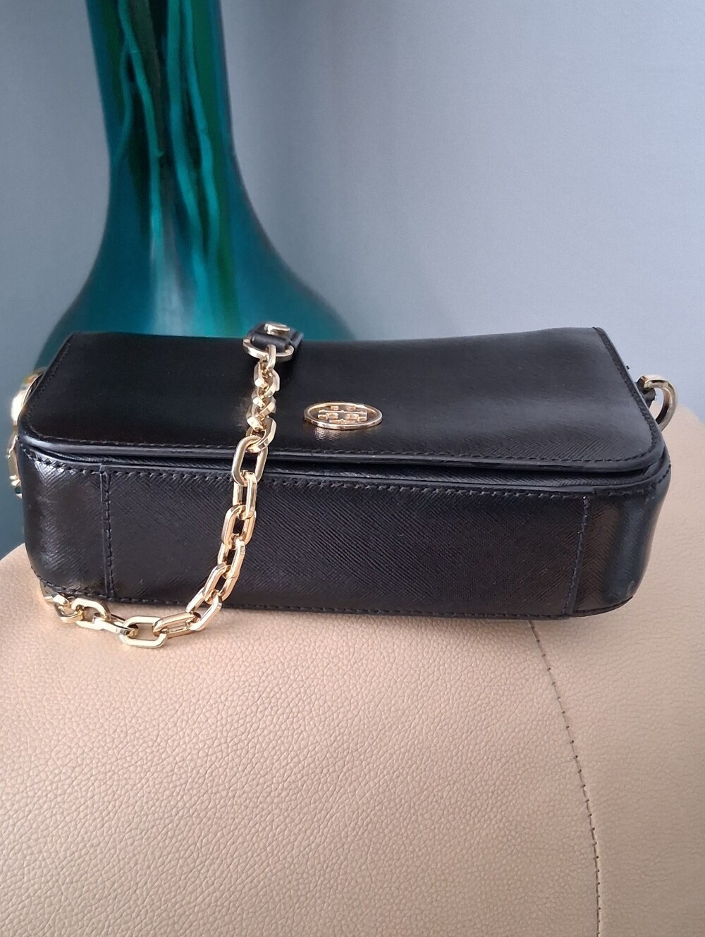 💯Authentic....Tory Burch Black Leather Crossbody with Gold Logo - Picture 3 of 7